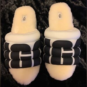 UGG MAXI SLIDE LOGO PLATFORM SLIPPERS